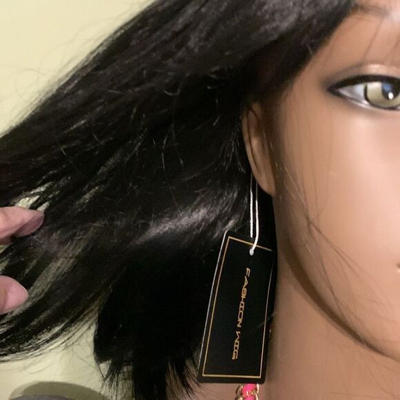 Beautiful Black Heat Resistant Synthetic Wig. Very soft. Feels real - Picture 8 of 13